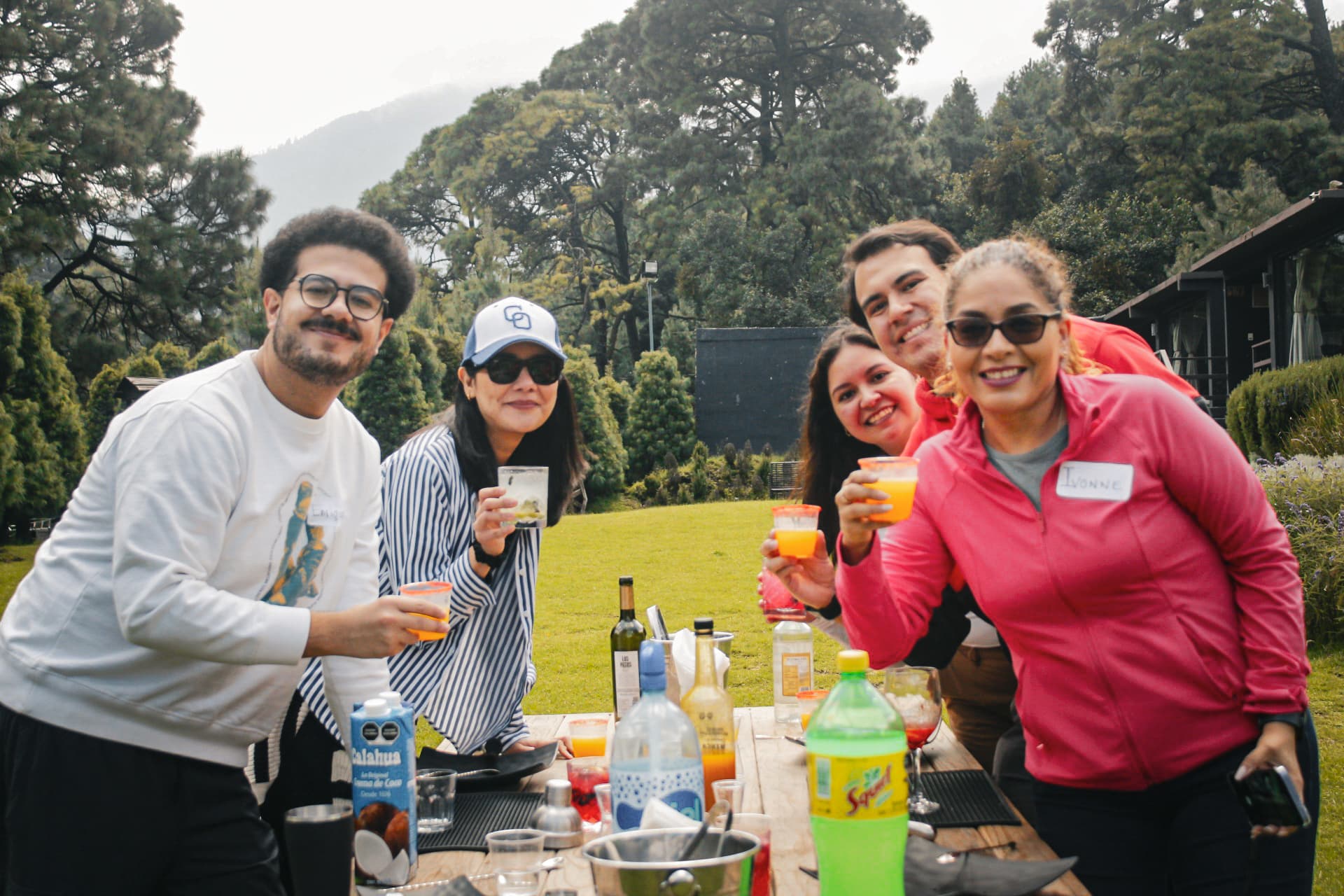 Taller de mixología entre compañeros de equipo