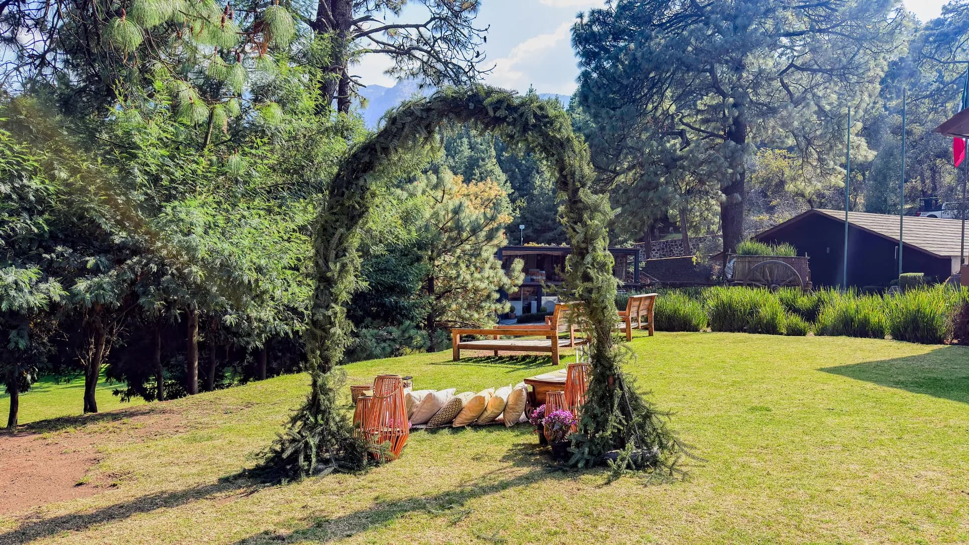 Casarse entre los árboles: el encanto de una boda donde importan las personas, no el protocolo